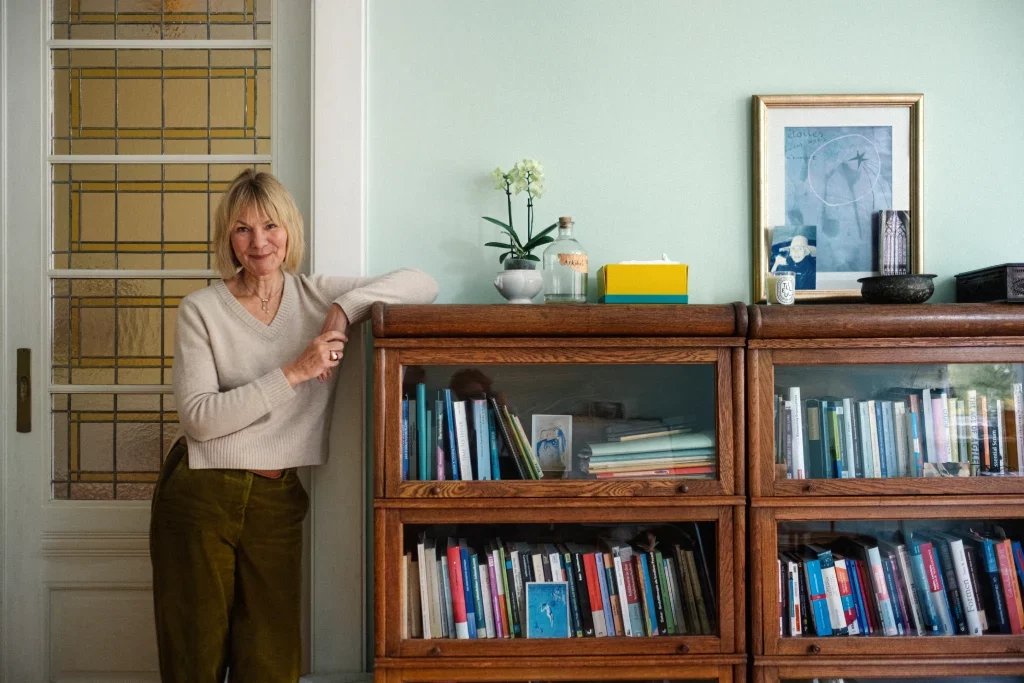 Gesa stehend am Regal