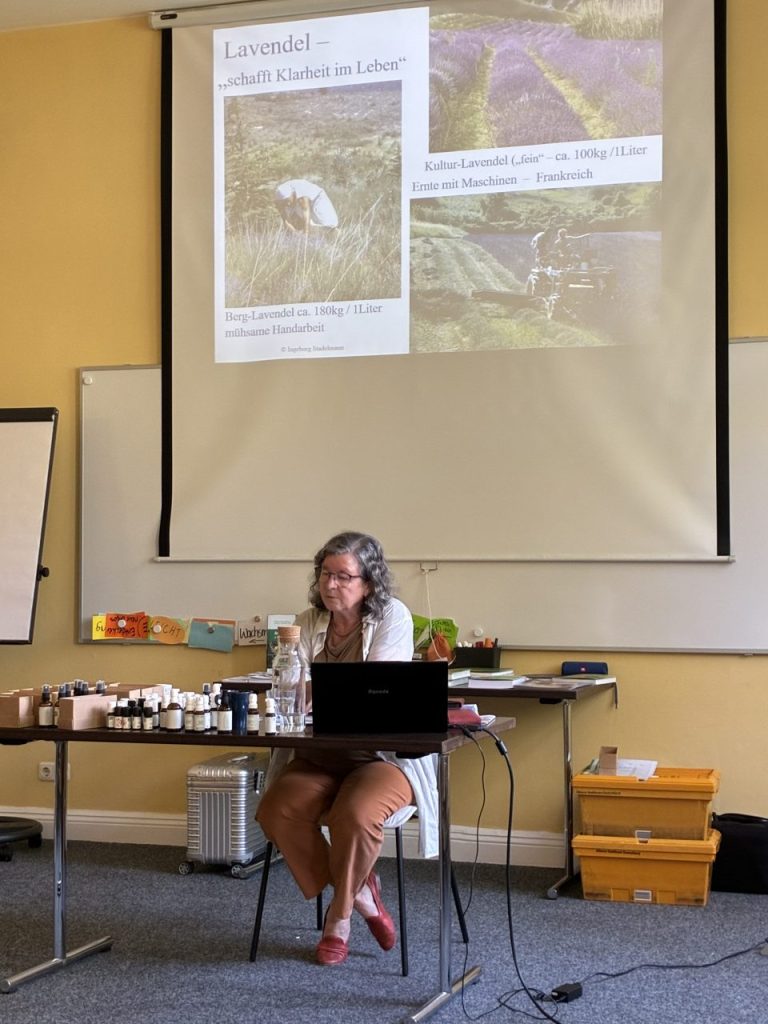 Ingeborg Stadelmann beim Seminar Aromapflege am Lebensende in Berlin