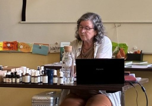 Ingeborg Stadelmann beim Seminar Aromapflege am Lebensende in Berlin