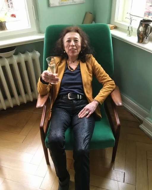 Margret sitzend mit Sektglas