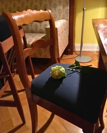 Stuhl mit weißer Rose